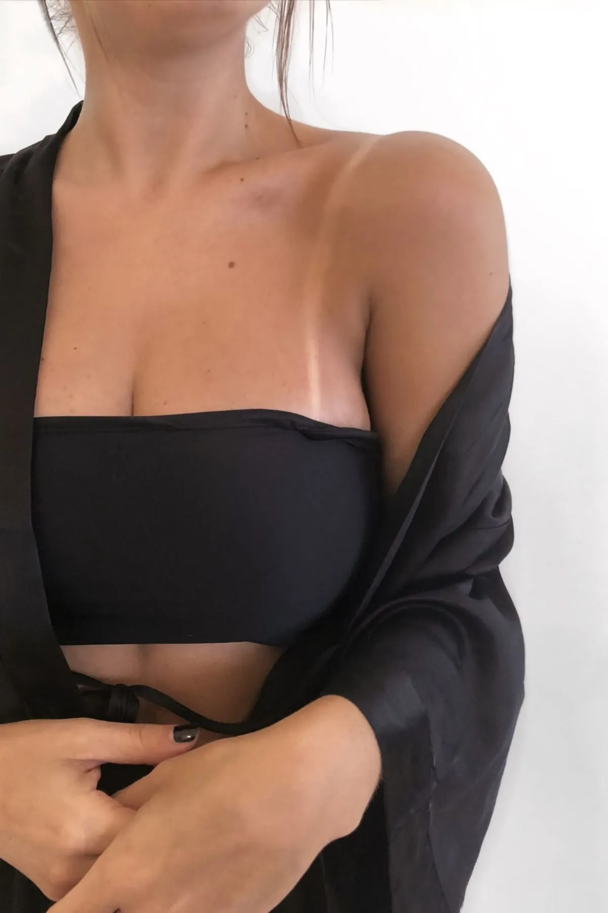 Real Glowtoure client with an even, natural glow across the neck and décolletage